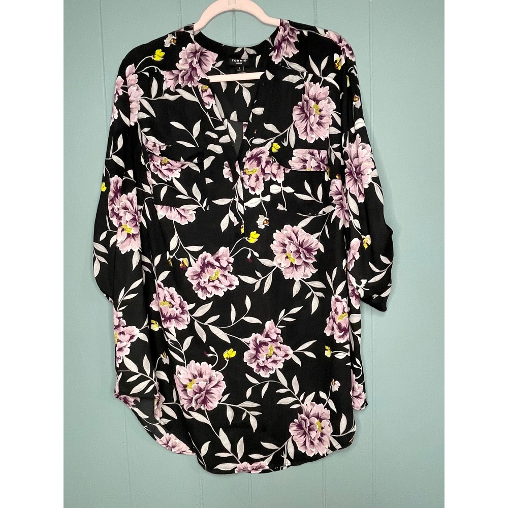 Torrid Harper Blouse Womens Size 1 Black Purple Floral Roll Tab Sleeve Vneck